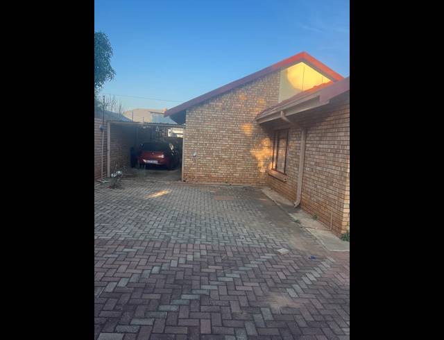 3 BEDROOM HOUSE FOR SALE IN FLORA PARK